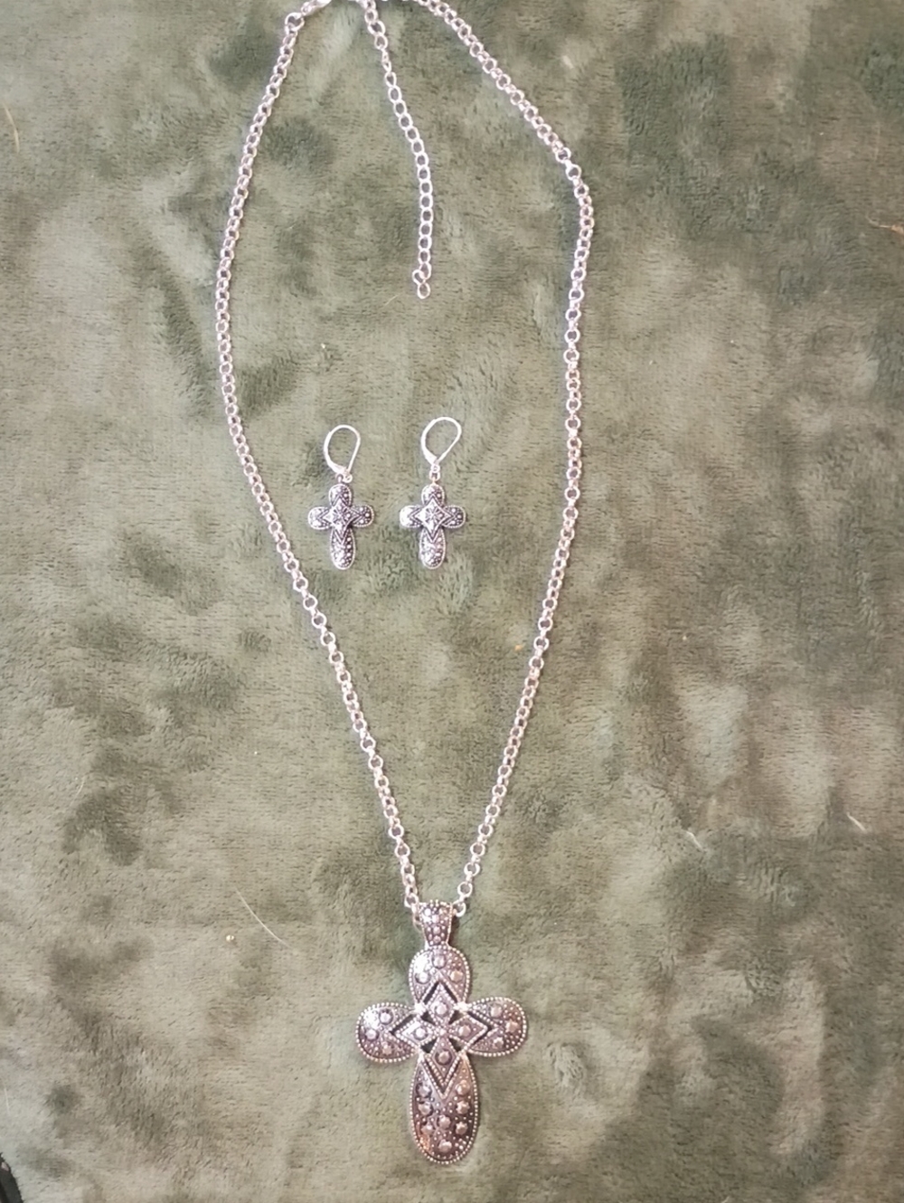 Source Unknown Silver-Tone Filigree Cross Necklace and Earring Set
